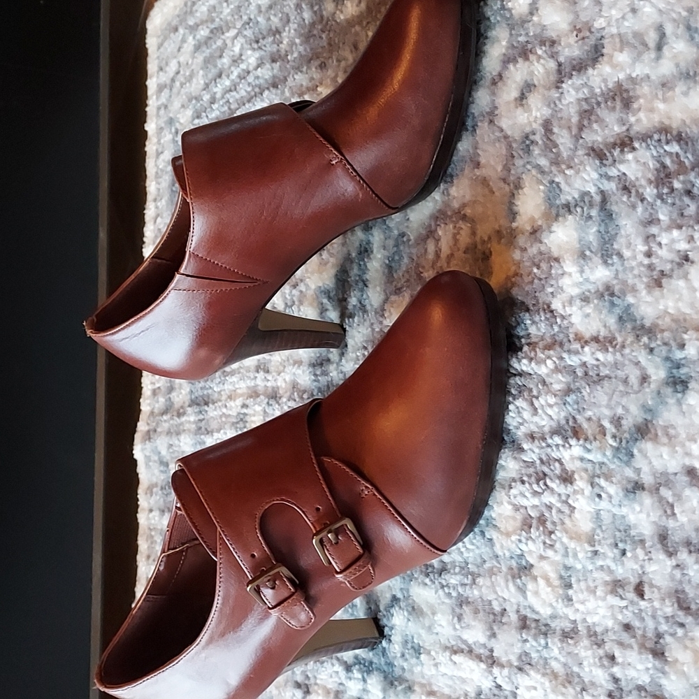 Anne Klein Brown Heeled Leather booties, EUC, Sz 7.5